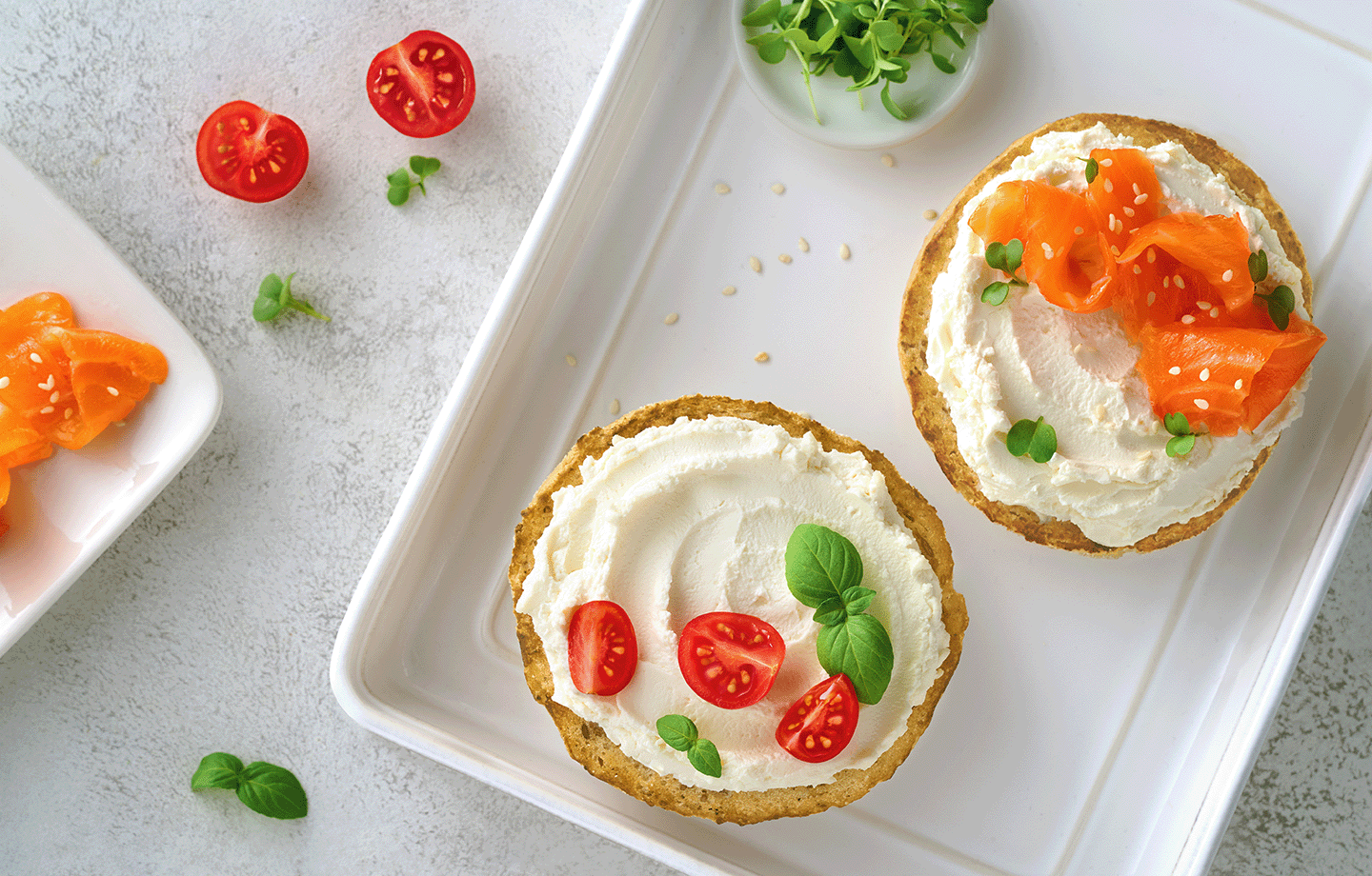 Цельнозерновые булочки с творожным сыром и черри Цельнозерновые булочки с творожным сыром и черри